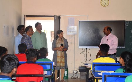 कलेक्टर ने किया छेरीबेड़ा में संचालित एकलव्य आदर्श आवासीय विद्यालय और एकलव्य आदर्श आवासीय कन्या छात्रावास का निरीक्षण