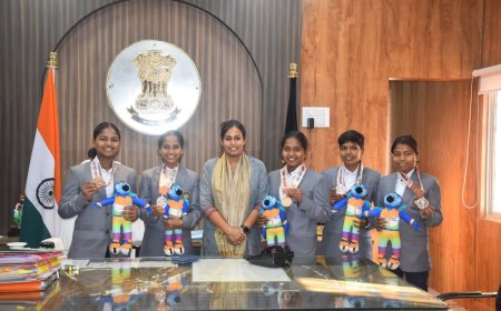 38वें नेशनल गेम्स में कांस्य पदक जीतने वाली महिला मल्लखंब टीम ने की कलेक्टर से भेंट