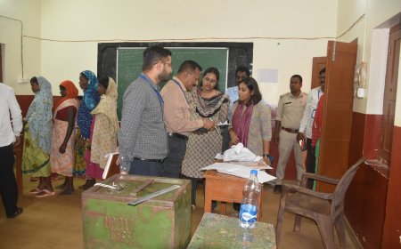 त्रिस्तरीय पंचायत निर्वाचन 2025  कलेक्टर और सीईओ ने ओरछा विकासखंड के मतदान केंद्रों का किया निरीक्षण