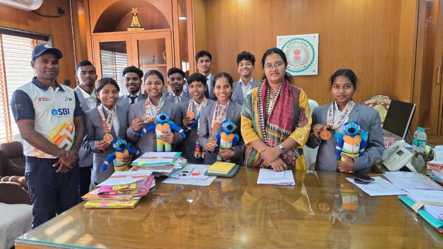 38वें नेशनल गेम्स में कांस्य पदक जीतने वाली महिला मल्लखंब टीम ने की कलेक्टर से भेंट