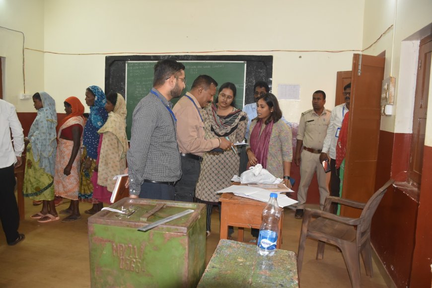 त्रिस्तरीय पंचायत निर्वाचन 2025  कलेक्टर और सीईओ ने ओरछा विकासखंड के मतदान केंद्रों का किया निरीक्षण