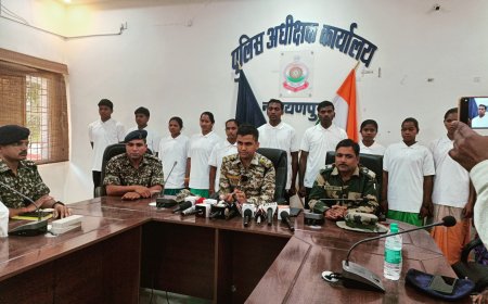 जिला नारायणपुर में बड़े कैडर के नक्सली को समपर्ण करता देखकर उत्तर बस्तर एवं माड़ डिवीजन के कुल 40 लाख ईनामी 11 सक्रिय माओवादियों ने नक्सल क्रुर विचारधारा से तंग आकर किया आत्मसमर्पण।