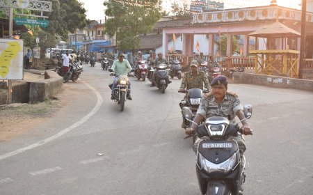 होली पर्व दौरान क्षेत्र शांति एवं कानून व्यवस्था बनाये रखने जाने हेतु निकाला गया नारायणपुर शहर में ‘‘फ्लैग मार्च’’ ।