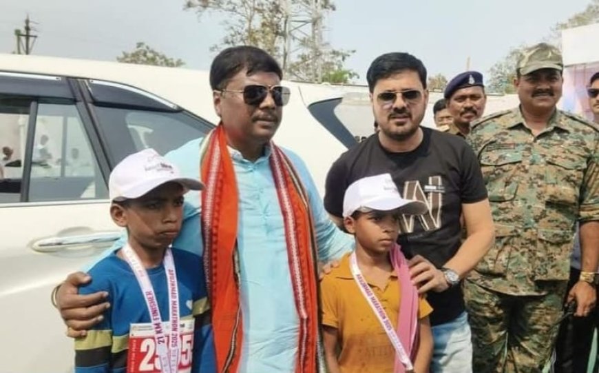 अबूझमाड़ पीस हाफ मैराथन में नन्हे प्रतिभागी चुमेंद्र और सौरभ ने लगायी 21 किलोमीटर की दौड़