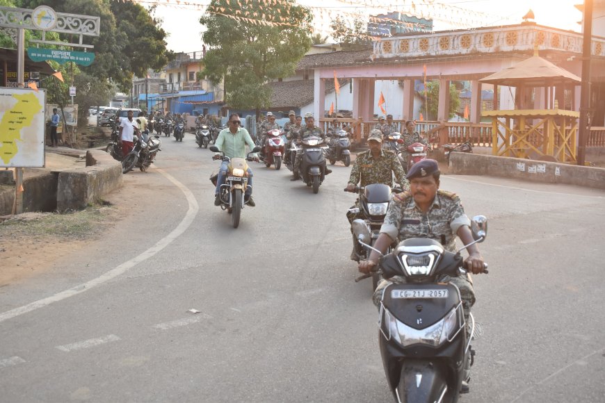 होली पर्व दौरान क्षेत्र शांति एवं कानून व्यवस्था बनाये रखने जाने हेतु निकाला गया नारायणपुर शहर में ‘‘फ्लैग मार्च’’ ।