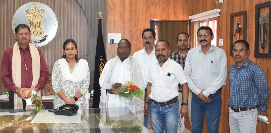 कलेक्टर ने प्रदाय किया सेवानिवृत्त शासकीय सेवकों को पेंशन प्राधिकार पत्र