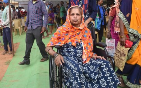 सुशासन तिहार में 60 वर्षीय दिव्यांग बिमलाबाई को मिला व्हीलचेयर