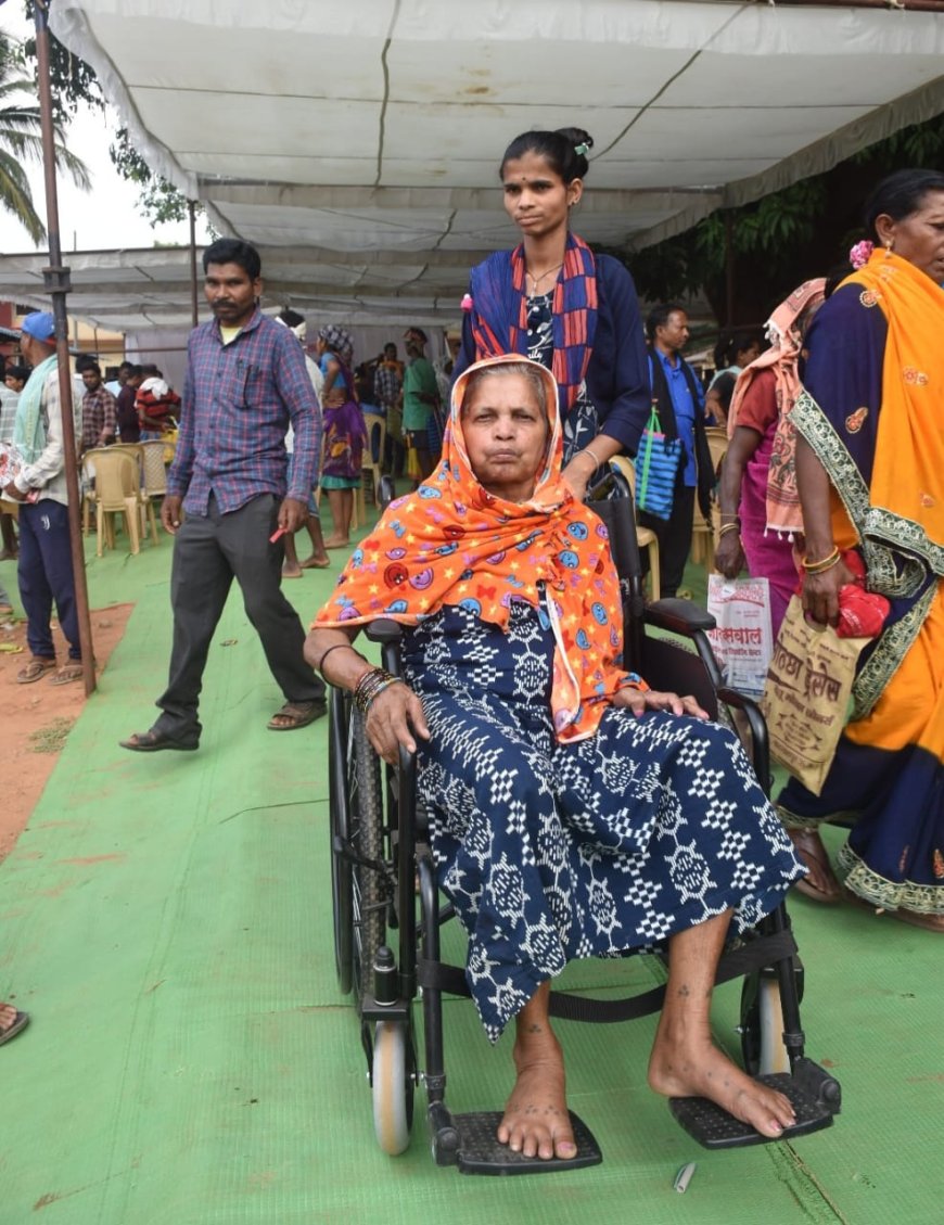 सुशासन तिहार में 60 वर्षीय दिव्यांग बिमलाबाई को मिला व्हीलचेयर