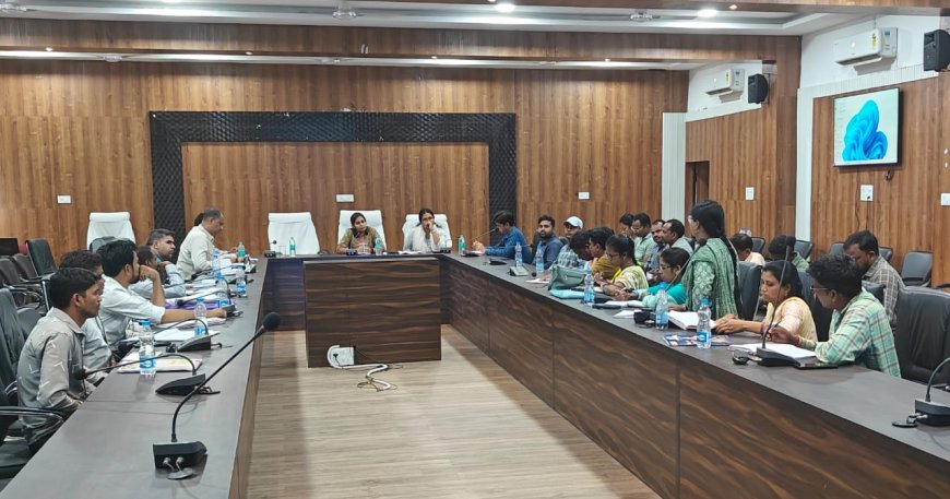 ओरछा में निर्माण व विकास कार्यों की प्रगति पर कलेक्टर और सीईओ ने ली समीक्षा बैठक