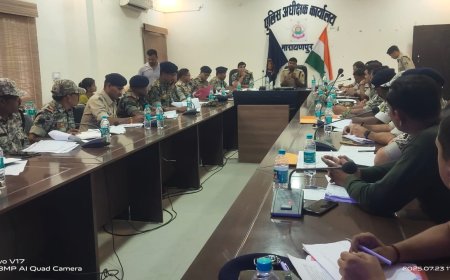 पुलिस अधीक्षक नारायणपुर श्री रोबिनसन गुड़िया (भा.पु.से.) लंबित अपराधों की समीक्षा करने, अपराध नियंत्रण एवं कानून व्यवस्था सुदृढ़ करने तथा प्रशासनिक कसावट के लिये लिया क्राईम मीटिंग।