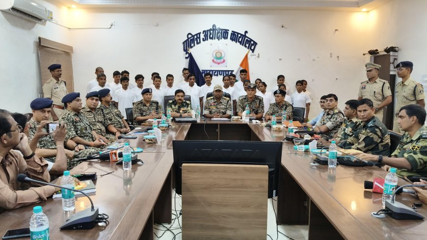 नारायणपुर पुलिस की सफलता, 34 लाख 50 हजार रुपये के 22 इनामी नक्सलियों ने किया आत्मसमर्पण