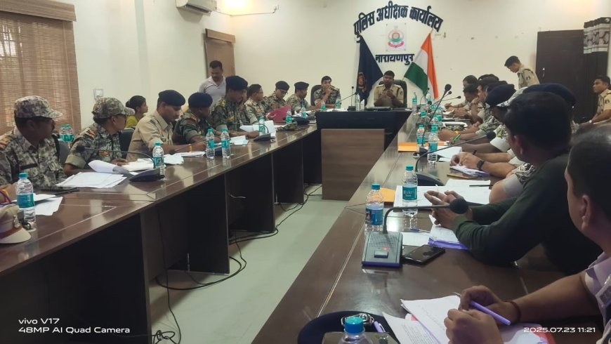 पुलिस अधीक्षक नारायणपुर श्री रोबिनसन गुड़िया (भा.पु.से.) लंबित अपराधों की समीक्षा करने, अपराध नियंत्रण एवं कानून व्यवस्था सुदृढ़ करने तथा प्रशासनिक कसावट के लिये लिया क्राईम मीटिंग।