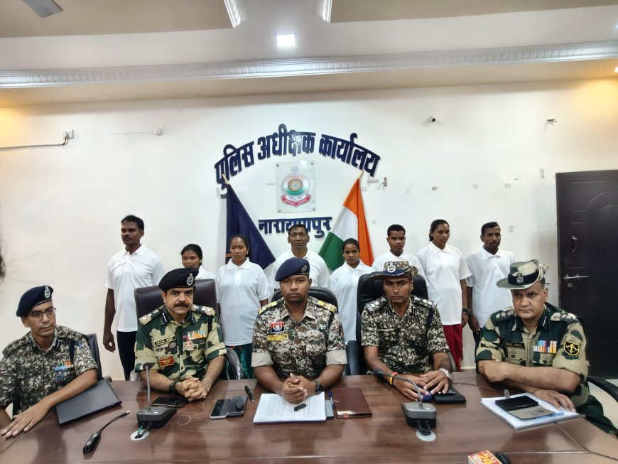 नारायणपुर में 33 लाख रुपये के ईनामी 8 माओवादी नक्सलियों ने किया आत्मसमर्पण