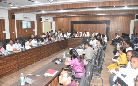 अबुझमाड़ के विकास के लिए सरकार प्रतिबद्ध है - उपमुख्यमंत्री श्री शर्मा  जिले के विकास में आपसी समन्वय और सहायोग की अपील