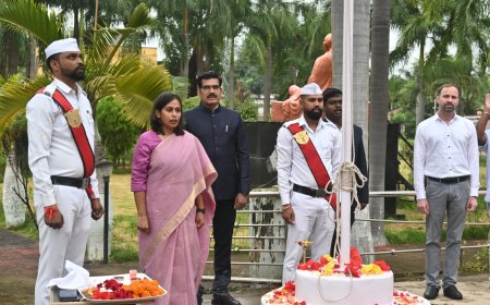 कलेक्टर ने किया कलेक्टोरेट में ध्वजारोहण जिले वासियों की दी 79वीं स्वतंत्रता दिवस की बधाई एवं शुभकामनाएं