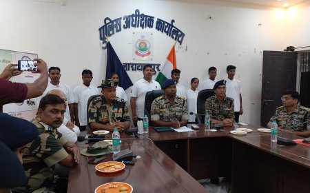 नक्सलियों के डॉक्टर कमांडर सुखलाल सहित 30 लाख के इनामी 8 नक्सलियों ने किया आत्मसमर्पण