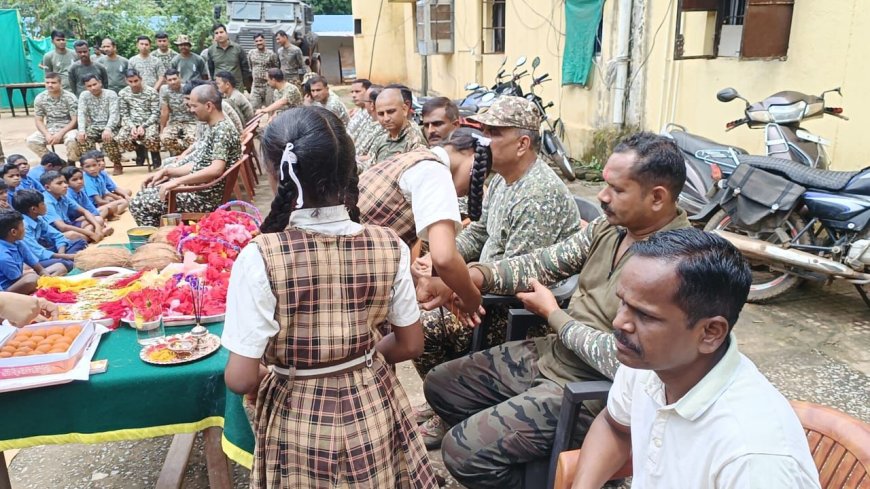 रक्षाबंधन के अवसर पर छात्राओं ने नक्सल प्रभावित क्षेत्र में सेवा दे रहे सुरक्षा बलों को राखी बांधकर किया सम्मानित