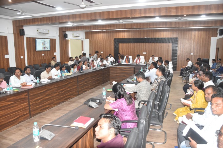 अबुझमाड़ के विकास के लिए सरकार प्रतिबद्ध है - उपमुख्यमंत्री श्री शर्मा  जिले के विकास में आपसी समन्वय और सहायोग की अपील