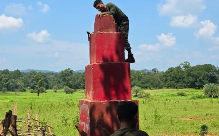 नारायणपुर पुलिस की बड़ी कार्रवाई: अदरबेड़ा और वाट्टेकल गांव में नक्सली स्मारक ध्वस्त