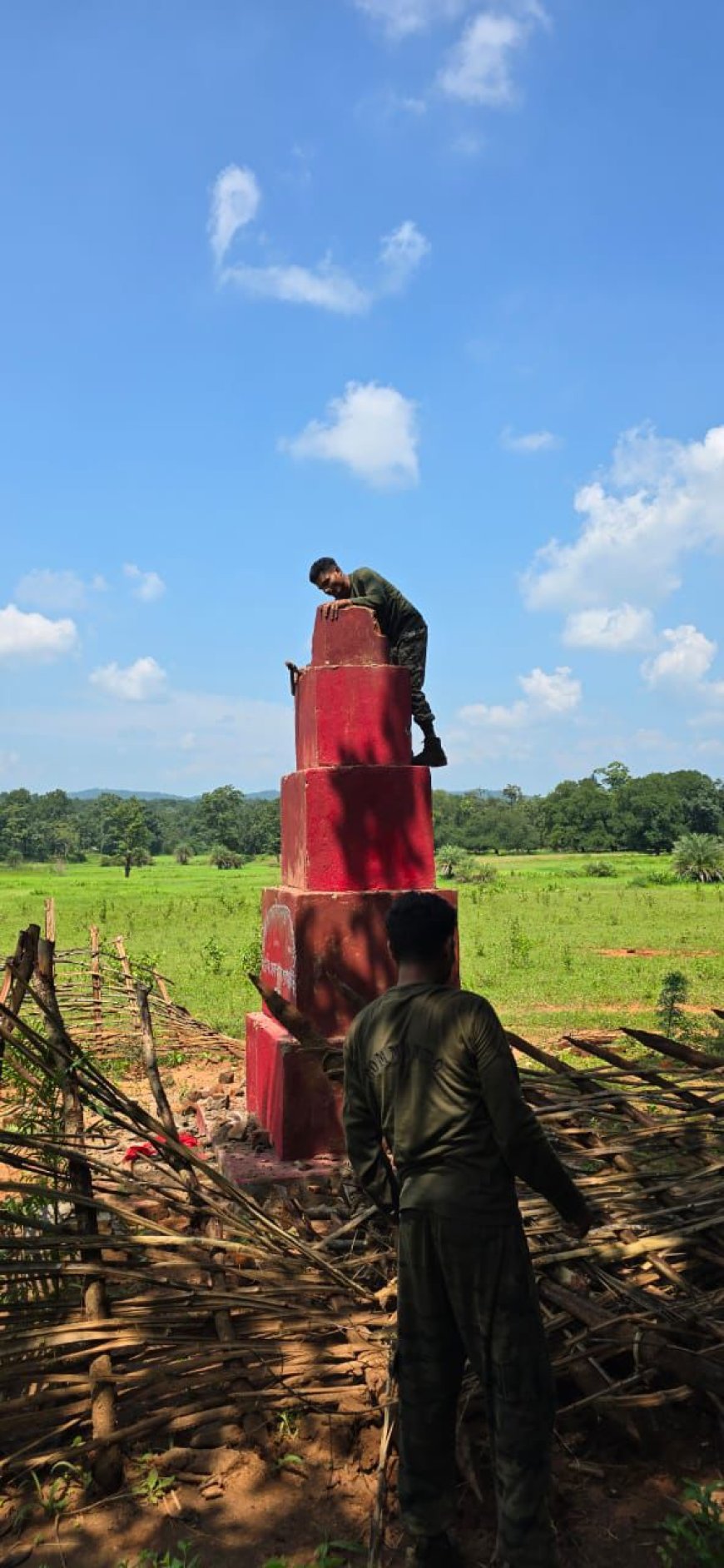 नारायणपुर पुलिस की बड़ी कार्रवाई: अदरबेड़ा और वाट्टेकल गांव में नक्सली स्मारक ध्वस्त