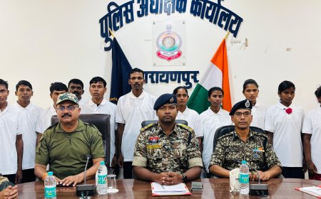 आत्मसमर्पित माओवादियों को प्रोत्साहन राशि 50 हजार का चेक किया गया प्रदाय और उन्हें नक्सल उन्मूलन नीति के तहत् मिलने वाली सभी प्रकार की सुविधाएं दिलाया जायेगा।