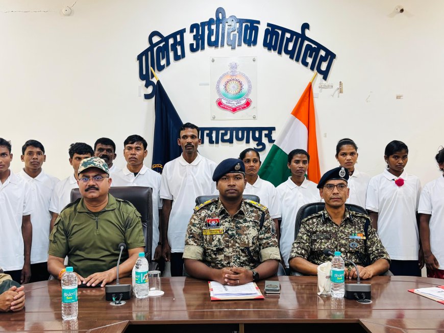 आत्मसमर्पित माओवादियों को प्रोत्साहन राशि 50 हजार का चेक किया गया प्रदाय और उन्हें नक्सल उन्मूलन नीति के तहत् मिलने वाली सभी प्रकार की सुविधाएं दिलाया जायेगा।