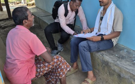 सुदूर अंचलों में बीएलओ द्वारा किया जा रहा विशेष गहन पुनरीक्षण कार्य नदी पहाड़ पार कर मतदाताओं तक पहुँच रही प्रशासनिक टीम