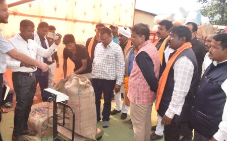 वनमंत्री श्री कश्यप ने धान खरीदी केंद्र ओरछा में किसानों का किया स्वागत