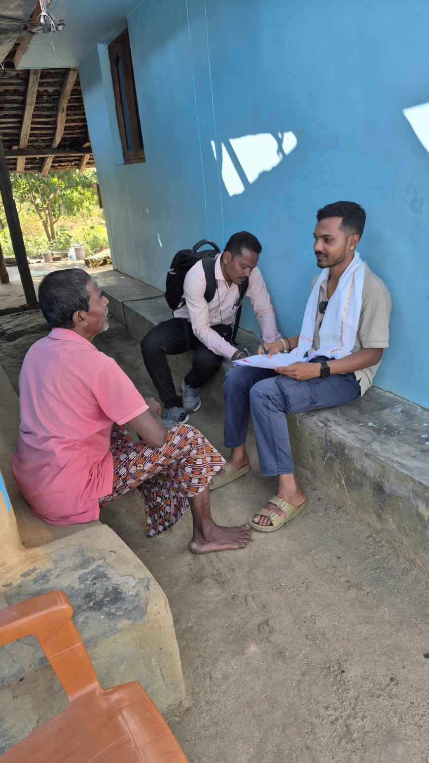 सुदूर अंचलों में बीएलओ द्वारा किया जा रहा विशेष गहन पुनरीक्षण कार्य नदी पहाड़ पार कर मतदाताओं तक पहुँच रही प्रशासनिक टीम