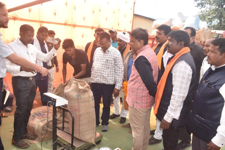 वनमंत्री श्री कश्यप ने धान खरीदी केंद्र ओरछा में किसानों का किया स्वागत