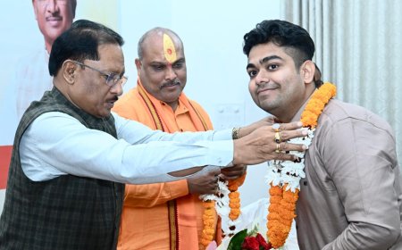 नारायणपुर के अंकुश बेनर्जी का मुख्यमंत्री ने किया सम्मान, माला पहनाकर किया उत्साहवर्धन