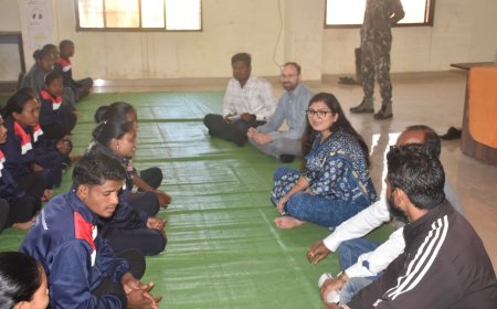 नारायणपुर के पुनर्वास केंद्र का कलेक्टर ने किया निरीक्षण, आत्मसमर्पित माओवादियों से की बातचीत