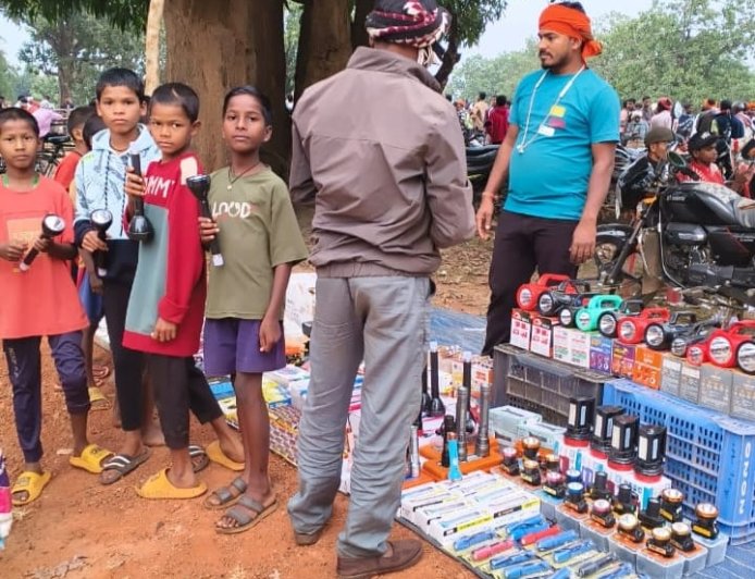 पथ विक्रेताओं को बिना किसी गारंटी के ऋण देकर सशक्त बना रही है स्वनिधि योजना