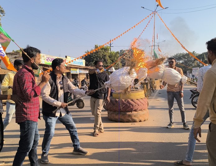 नारायणपुर में कांग्रेस नेता भूपेश बघेल के खिलाफ जोरदार प्रदर्शन, पुतला दहन