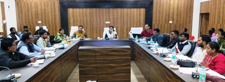 प्रधानमंत्री आवास योजना ग्रामीण अंतर्गत सीईओ ने ली सरपंच सचिव की समीक्षा बैठक