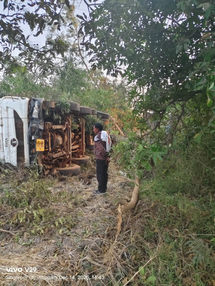 नारायणपुर में बड़ा सड़क हादसा: लौह अयस्क से लड़ी हाइवा पलटी, ड्राइवर गंभीर रूप से घायल