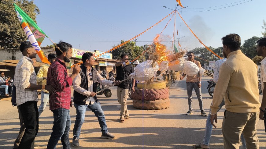 नारायणपुर में कांग्रेस नेता भूपेश बघेल के खिलाफ जोरदार प्रदर्शन, पुतला दहन