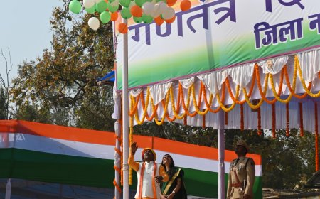 बस्तर सांसद महेश कश्यप ने नारायणपुर में फहर 77वां गणतंत्र दिवस: शहीदों के परिजनों को शॉल एवं श्रीफल से किया सम्मानित