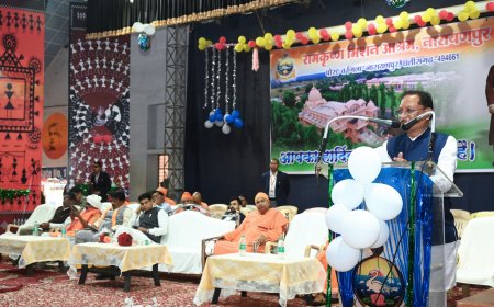 मुख्यमंत्री विष्णु देव साय ने रामकृष्ण मिशन आश्रम नारायणपुर में विद्यार्थियों से किया संवाद: शिक्षा के बिना मानव जीवन अधूरा