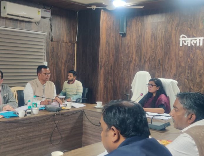 कलेक्टर ने स्वास्थ्य सेवाओं की गुणवत्ता पर जोर दिया, टीकाकरण, कुपोषण प्रबंधन, आयुष्मान कार्ड और संस्थागत प्रसव की समीक्षा की