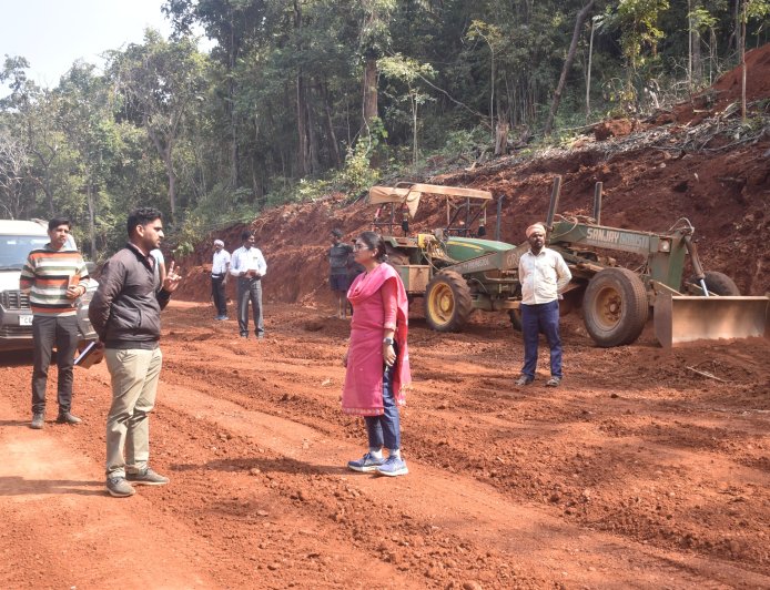 कलेक्टर नम्रता जैन ने अबूझमाड़ के अंतिम गांव सितरम का दौरा किया, सड़क, शिक्षा और स्वास्थ्य की गुणवत्ता का लिया जायजा