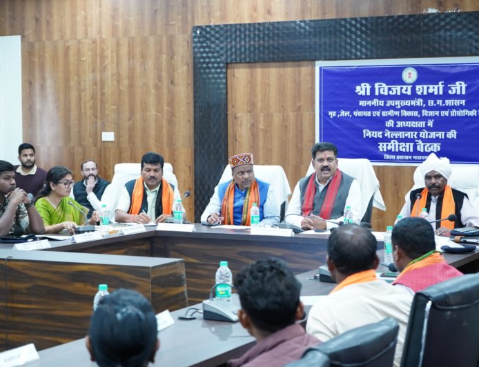 उप मुख्यमंत्री ने नियद नेल्लानार क्षेत्र के विकास कार्यों की समीक्षा की, 5 नक्सल पीड़ित परिवार के सदस्यों को नियुक्ति पत्र और 19 माओवादियों को 9.5 लाख रुपये का प्रोत्साहन राशि वितरित किया