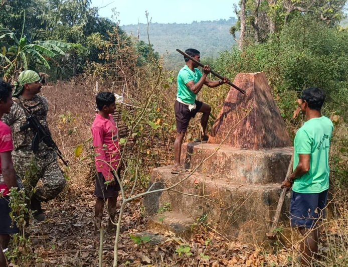 नक्सल के खिलाफ अभियान: नारायणपुर में ITBP जवानों ने ग्रामीणों के साथ मिलकर नक्सल स्मारक को किया ध्वस्त