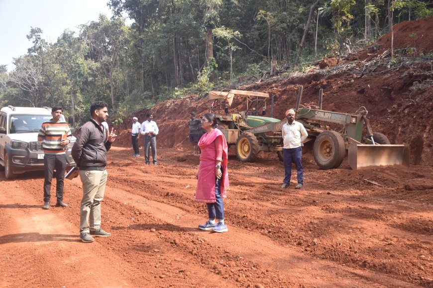 कलेक्टर नम्रता जैन ने अबूझमाड़ के अंतिम गांव सितरम का दौरा किया, सड़क, शिक्षा और स्वास्थ्य की गुणवत्ता का लिया जायजा