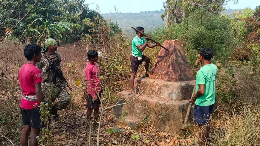 नक्सल के खिलाफ अभियान: नारायणपुर में ITBP जवानों ने ग्रामीणों के साथ मिलकर नक्सल स्मारक को किया ध्वस्त