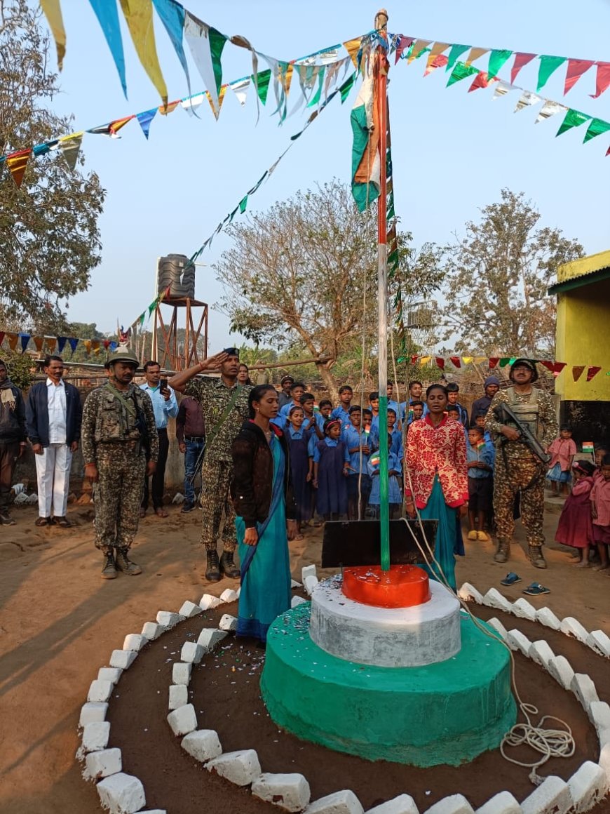 अबूझमाड़ के जाटलूर में पहली बार लहराया तिरंगा: आईटीबीपी ने ग्रामीणों संग मनाया 77वां गणतंत्र दिवस