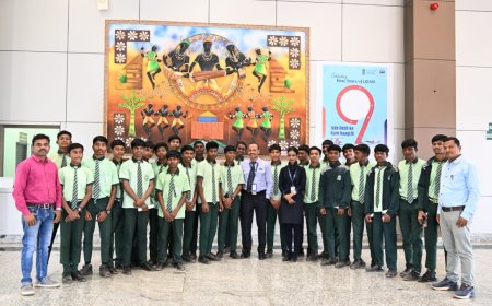 नारायणपुर की छात्रा ने पूछा फाइटर पायलट बनने का सवाल, बस्तर में पहली बार स्कूली बच्चों को मिला फ्लाइंग एक्सपोजर