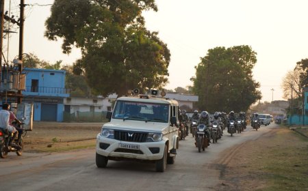 नारायणपुर पुलिस ने होली पर्व के पूर्व निकाला व्यापक फ्लैग मार्च, आमजन से सहयोग की अपील