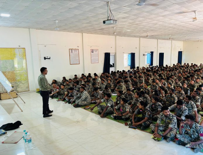 आधुनिक और डिजिटल पुलिसिंग के लिए तैयार हो रहे नारायणपुर के डीआरजी जवान, SP रोबिनसन गुड़िया ने शुरू किया विशेष दक्षता प्रशिक्षण कार्यक्रम