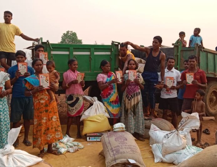 अबूझमाड़ के थुलथुली में 22 किमी पैदल सफर की मजबूरी खत्म, गांव में ही शुरू हुई राशन वितरण व्यवस्था से बदली तस्वीर